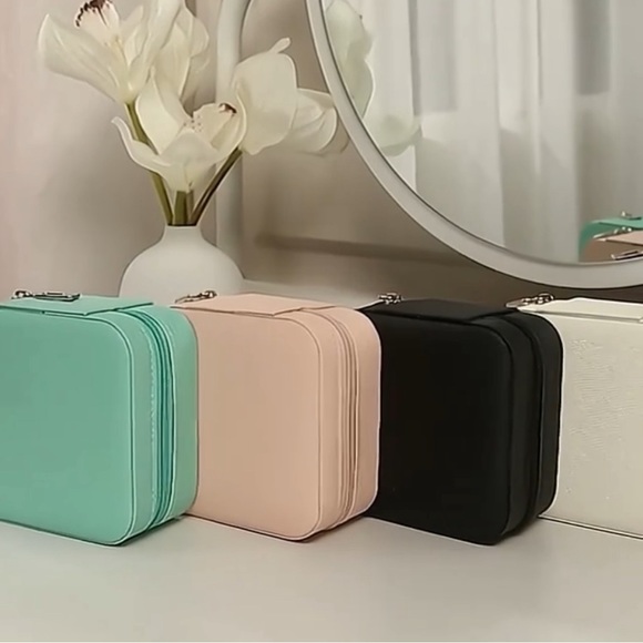 Chic Travel Jewelry Organizer Case; Storage for Rings, Necklaces, Earrings - Picture 6 of 7